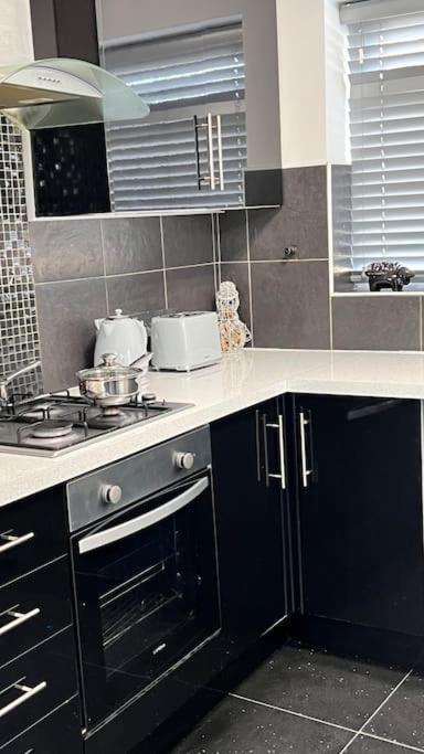Cheerful 3 Bedroom Townhouse With Free Parking. بيليريكاي المظهر الخارجي الصورة