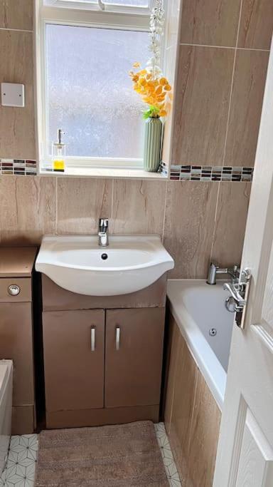 Cheerful 3 Bedroom Townhouse With Free Parking. بيليريكاي المظهر الخارجي الصورة