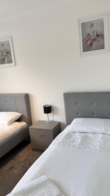 Cheerful 3 Bedroom Townhouse With Free Parking. بيليريكاي المظهر الخارجي الصورة