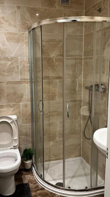 Cheerful 3 Bedroom Townhouse With Free Parking. بيليريكاي المظهر الخارجي الصورة