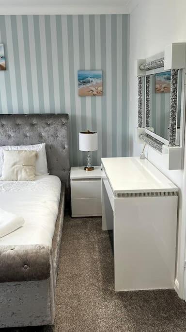 Cheerful 3 Bedroom Townhouse With Free Parking. بيليريكاي المظهر الخارجي الصورة