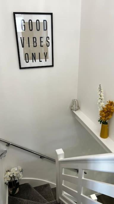 Cheerful 3 Bedroom Townhouse With Free Parking. بيليريكاي المظهر الخارجي الصورة