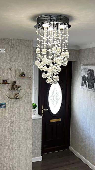 Cheerful 3 Bedroom Townhouse With Free Parking. بيليريكاي المظهر الخارجي الصورة